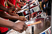 Pannisten spielen am Welt-Steel-Pan-Tag die Steel Pan in Trinidad und Tobago