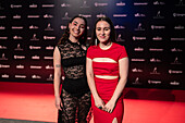 Fillas de Cassandra, ein galicisches Musikduo, das 2022 von María SOA und Sara Faro gegründet wurde, auf dem roten Teppich bei den MIN Independent Music Awards 2024, Zaragoza, Spanien