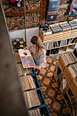 Recycled Music Center & Friperie, ein Secondhand-Schallplattengeschäft, spezialisiert auf Vinyls aus eklektischen und klassischen Genres, Madrid, Spanien