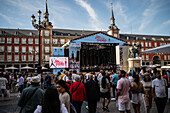 Konzert auf der Plaza Mayor während des San Isidro-Festes, Madrid, Spanien