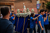 Zehnte Abfahrt des Cruz de Mayo, der Maikreuzprozession der Bruderschaft Jesus el Pobre, Madrid, Spanien.