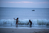 Menschen am Strand von Las Cuevas in Trinidad und Tobago