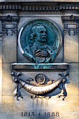 Auguste Maquets Grabmal mit skulpturalem Relief und den Jahreszahlen 1813-1888, in Paris.