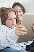 Junge und Mädchen im Teenageralter mit Digital-Tablet