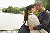 Paar, das sich umarmt, St. James's Park Lake, London, England