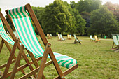 Liegestühle im St. James's Park, London, England