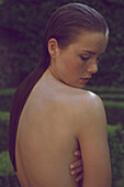 Seitenansicht einer nackten Frau mit nassen Haaren im Freien
