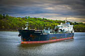 Das Bitumentankschiff Blacksmith, Hudson River, New York, USA