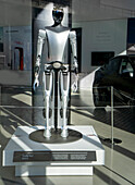 Ausstellungsraum für Tesla-Elektrofahrzeuge und Roboter, Meatpacking District, New York City, New York, USA 