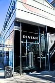 Ausstellungsraum für Elektrofahrzeuge von Rivian, Außenansicht, Meatpacking District, New York City, New York, USA