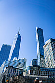 Tiefblick auf das Stadtbild mit 1 World Trade Center (links) und 111 Murray Street (rechts), New York City, New York, USA