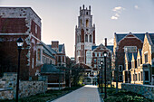 Bass Tower (Mitte), Benjamin Franklin College (rechts), Pauli Murray College (links), Yale Universität, New Haven, Connecticut, USA