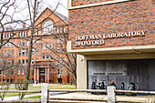 Harvard Museum of Natural History (links, Hintergrund), Hoffman Laboratory (rechts, Vordergrund), Außenansichten, Harvard University, Cambridge, Massachusetts, USA