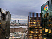 MIT Museum (links im Vordergrund), Google Bürogebäude (rechts im Vordergrund), Cambridge, mit Blick über den Charles River nach Boston, Massachusetts, USA