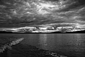 Bootswake auf dem See mit dramatischen Wolken