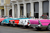 Kuba,La Havanna,Paseo de Marti,alte amerikanische Cabriolets der 50er Jahre in bunten Farben werden geparkt