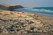 Sultanat Oman,Ostküste,Indischer Ozean,eine riesige Menge an buntem Plastikmüll wird an einem wilden Strand zurückgelassen