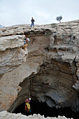 Sultanat Oman,AS Sharqiyah Region,Salma Plateau,Höhle von Majlis Al Jinns,ein Mann seilt sich in die gigantische Schlucht von Majlis Al Jinns ab