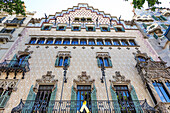 Barcelona,Spanien - 31. Mai bis 2019: Fassade eines Gebäudes in der Nähe der Casa Batllo, Gaudis kreativem Haus