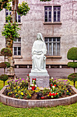 LOURDES - 15. JUNI 2019 : Statue der heiligen Therese vom Kinde Jesu