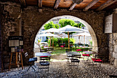 Bar Restaurant - 11 Platz der Kirche - im Dorf von Saint Lizier im Departement Ariege,Pyrenäen,Occitanie,Frankreich