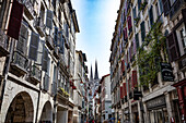 Bayonne,Frankreich - 06. September 2019 - Einkaufsstraße der Stadt Bayonne.