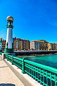 San Sebastián,Spanien - 07. September 2019 - Blick auf Gebäude von der Brücke María Cristina