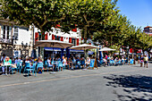 Saint-Jean-de-Luz,Frankreich - 08. September 2019 - Blick auf die Restaurants im Dorf