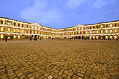 Paris. 1. Bezirk. Louvre-Museum bei Nacht. Quadratischer Innenhof. Gesamtansicht.