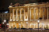 Paris, 8. Arrondissement. Place de la Concorde bei Nacht. Fassade des Hotel de Crillon. Limousine.
