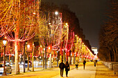 Paris, 8. Arrondissement. Champs Elysees Avenue bei Nacht und Arc de Triomphe. Weihnachtsbeleuchtungen 2018. Touristen spazieren herum.