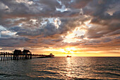 USA. Florida. Naples. Der Pier. Der Strand. Sonnenuntergang auf dem berühmten Pier.