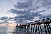 USA. Florida. Naples. Der Pier. Der Strand. Sonnenuntergang auf dem berühmten Pier.