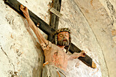 Seine und Marne. Heiliger Loup von Naud. Kirche Saint Loup, Meisterwerk der romanischen Kunst. Christus am Kreuz.