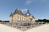 Frankreich. Seine und Marne. Vaux le Vicomte. Das Schloss von Vaux le Vicomte und der Wassergraben.