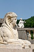 Frankreich. Seine und Marne. Schloss von Vaux le Vicomte. Statuen, die eine Sphinx (vorne) und die Gerechtigkeit (hinten) darstellen.