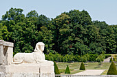 Frankreich. Seine und Marne. Schloss von Vaux le Vicomte. Statue, die eine Sphinx darstellt. Gärten.