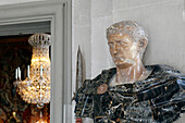 Frankreich. Seine und Marne. Schloss von Vaux le Vicomte. Das große Wohnzimmer. Statue, die den Kaiser Auguste darstellt.