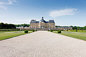 Frankreich. Seine und Marne. Schloss von Vaux le Vicomte. Blick von den Gärten auf die Südfassade.