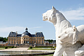 Frankreich. Seine und Marne. Schloss von Vaux le Vicomte. Blick von den Gärten auf die Südfassade. Statuen, die Löwen darstellen.