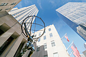 USA. New York City. Manhattan. Rockefeller Center während des Winters. Statue Atlas, von Lee Oscar Lawrie (1877 - 1963).