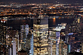 USA. New York City. Manhattan. Empire State Building. Blick von der Spitze des Gebäudes in der Dämmerung und bei Nacht, in Richtung Osten. Der East River ist im Hintergrund zu sehen.
