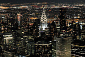USA. New York City. Manhattan. Empire State Building. Blick von der Spitze des Gebäudes in der Abenddämmerung und bei Nacht. Blick auf das One World Trade Center und die Unterstadt. Der Hudson River ist rechts zu sehen.