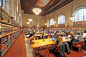 USA. New York City. Manhattan. Die öffentliche Bibliothek von New York.  Der Rose Main Reading Room. Studenten und Menschen bei der Arbeit.