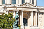 La France. Paris. 7. Bezirk. Les Invalides. Statue des Marschalls Gallieni (Bildhauer unbekannt) im Vordergrund. Les Invalides im Hintergrund.
