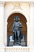 La France. Paris. 7. Bezirk. Les Invalides. Der Innenhof. Die Statue von Napoleon Bonaparte von Charles Emile Seurre.