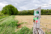 Frankreich. Seine und Marne. Boissy le Chatel. Wald. Wanderweg. Plakat, das darauf hinweist, dass Abfälle nicht in der Natur hinterlassen werden sollten.