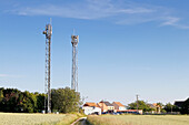 Frankreich. Seine und Marne. Boissy le Chatel. Mobilfunk-Relaisantennenmasten in der Nähe von Häusern.