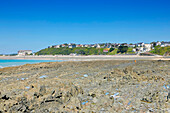 Frankreich. Normandie. Departement Manche. Granville im Sommer. Rückläufige Flut. Blick von der Küste in Richtung Donville les Bains.