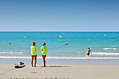 Frankreich. Normandie. Departement Manche. Granville im Sommer. Rückläufige Flut. Blick von der Küste und einem Teil des Strandes.